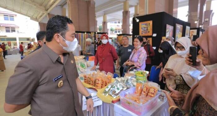 Wali Kota Tangerang Arief R Wismansyah meninjau kegiatan Bazar dan Lomba Kreasi Pangan Lokal KWT Tahun 2022 di Pusat Pemerintahan Kota Tangerang.