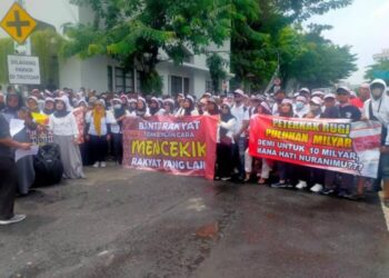 Peternak Unggas Mandiri UMKM Demo di Kantor Gubernur Jawa Timur