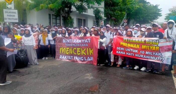 Ratusan peternak unggas mandiri dari berbagai kabupaten/kota se Jawa Timur berkumpul di depan Kantor Gubernur Jawa Timur, Selasa (04/10/22). FOTO: HALO BANTEN / ISTIMEWA