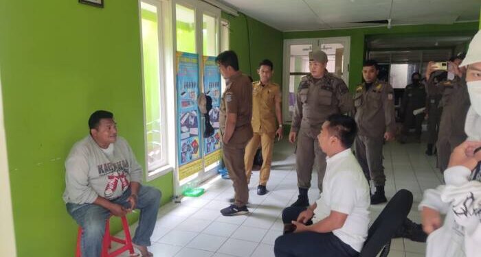 Tim Gagak Hitam Satpol PP Kota Tangerang Selatan menggerebek bangunan rumah tinggal yang diduga dijadikan tempat prostitusi online, di Jalan Alam Seger Kelurahan Pamulang Barat Pamulang, Kota Tangerang Selatan, Banten. JEK