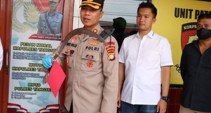 Kapolres AKBP Sarly Sollu saat ekspos kasus aksi tawuran pelajar kepada awak media di Polsek Ciputat Timur, Jalan Ir H Juanda No. 70 Pisangan, Ciputat, Tangerang Selatan, Rabu (12/10/2022). JEK