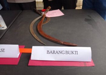 Dua Remaja Nongkrong Bawa Celurit di Pinggir Kali Ciliwung Ditangkap Polisi