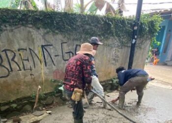 FOTO: Dinas PERKIMTA Kota Tangerang Selatan Perbaiki Jalan Lingkungan