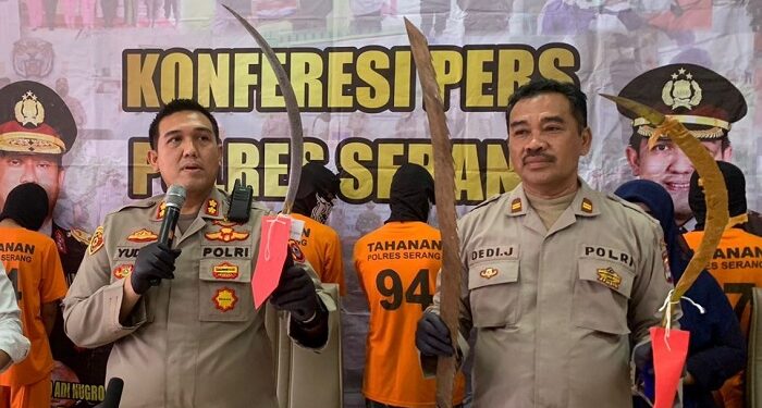 Kapolres Serang AKBP Yudha Satria menunjukkan barang buktisenjata tajam yang digunakan oleh para pelaku untuk tawuran.
