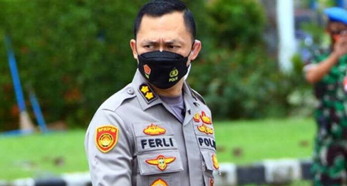 Kapolres Malang AKBP Ferli Hidayat dicopot dari jabatannya.