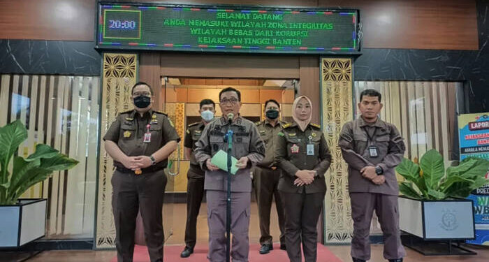 Kejaksaan Tinggi (Kejati) Banten menetapkan empat orang sebagai tersangka kasus dugaan suap dalam pengurusan tanah di kantor Badan Pertanahan Nasional (BPN) Kabupaten Lebak, Banten. Satu dari keempat tersangka tersebut yakni Ady Muchtadi alias AM yang merupakan mantan Kepala ATR/BPN Kabupaten Lebak Banten. JEK