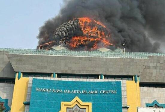 Kubah masjid Jakarta Islamic Center yang berlokasi di Jalan Kramat Jaya Raya Nomor 1, RT006/01, Tugu Utara, Koja, Jakarta Utara, terbakar hebat, Rabu (19/10/2022).