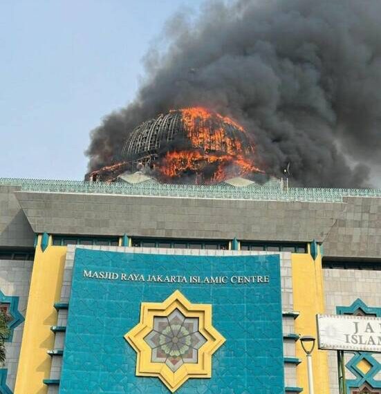 Kubah masjid Jakarta Islamic Center yang berlokasi di Jalan Kramat Jaya Raya Nomor 1, RT006/01, Tugu Utara, Koja, Jakarta Utara, terbakar hebat, Rabu (19/10/2022).