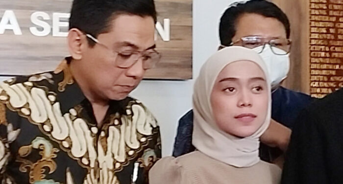 Lesti Kejora mendatangi Polres Jakarta Selatan untuk mencabut laporan terhadap suaminya Rizky Billar terkait dugaan kasus Kekerasan Dalam Rumah Tangga (KDRT).