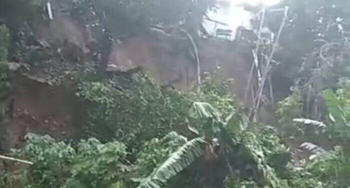 Sebanyak satu rumah dan delapan warga tertimbun tanah longsor di Kampung Kebon Jahe, Kelurahan Kebon Kelapa, Kecamatan Bogor Tengah, Jawa Barat, Rabu (12/10/2022) malam. (FOTO: TANGKAPAN LAYAR)