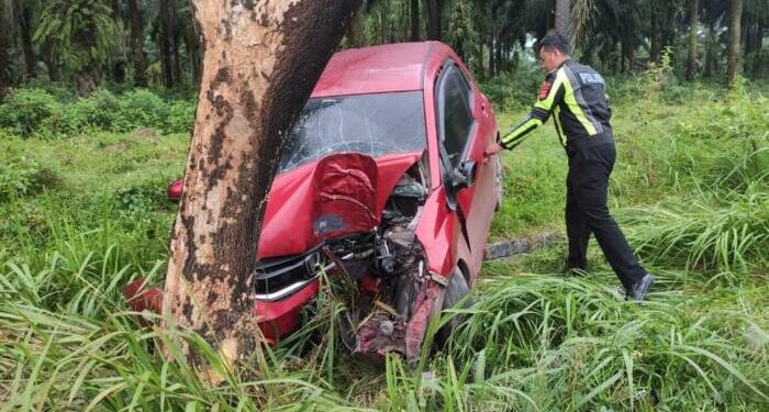 Sebuah Mobil Brio tabrak pohon saat lintasi Jalan Raya Rangkasbitung-Cipanas, Sindangmulya Kecamatan Maja, Kabupaten Lebak, Banten, Minggu (23/10/2022). FOTO: Dokumentasi Polres Lebak