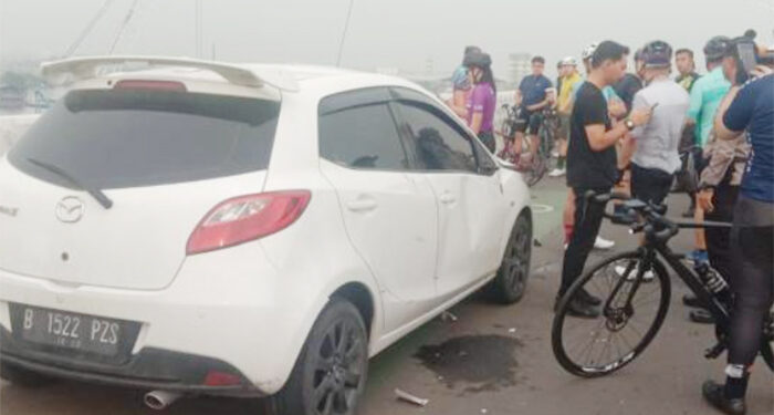 Sebuah mobil menabrak rombongan pesepeda di jembatan Baruyungan, PIK 2, Kelurahan Dadap, Kecamatan Kosambi, Kabupaten Tangerang.