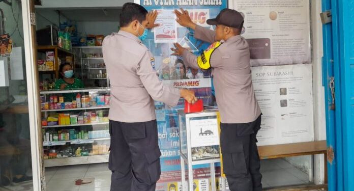 Polisi di Tangerang sebar pamflet dan stiker hentikan penggunaan bbat sirup untuk sementara waktu di wilayah Kota Tangerang Banten.
