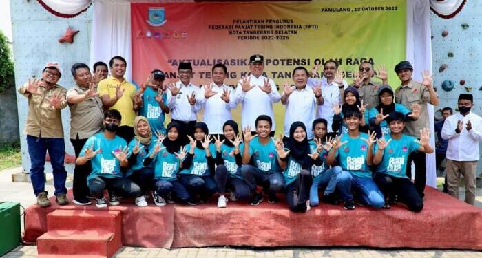 Wali Kota Tangerang Selatan Benyamin Davnie, menghadiri pelantikan pengurus Federasi Panjat Tebing Indonesia (FPTI) Kota Tangerang Selatan masa bakti 2022-2025 di Wall Climbing, Community Center Pamulang. JEK