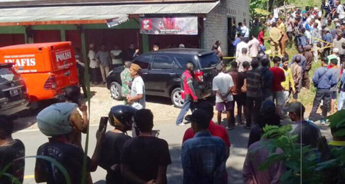 Warga Kampung Nanggerang, Desa Haurgajrug, Kecamatan Cipanas, Kabupaten Lebak, Banten, mendatangi rumah Pasutri yang meninggal dengan kondisi mengenaskan. FOTO: ISTIMEWA