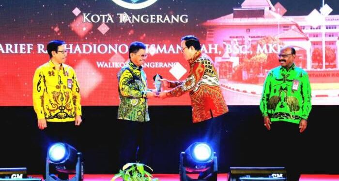 Penghargaan KASN diserahkan langsung oleh Wakil Ketua KASN Tasdik Kinanto kepada Wakil Walikota Sachrudin, dalam acara Pemberian Anugerah Pengisian Jabatan Pimpinan Tinggi (JPT) Tahun 2021 dan peluncuran Sistem Informasi Jabatan Pimpinan Tinggi (SIJAPTI) 4.0 yang berlangsung di Hotel Royal Ambarukmo Yogyakarta, Kamis (06/10/2022). FOTO: ISTIMEWA
