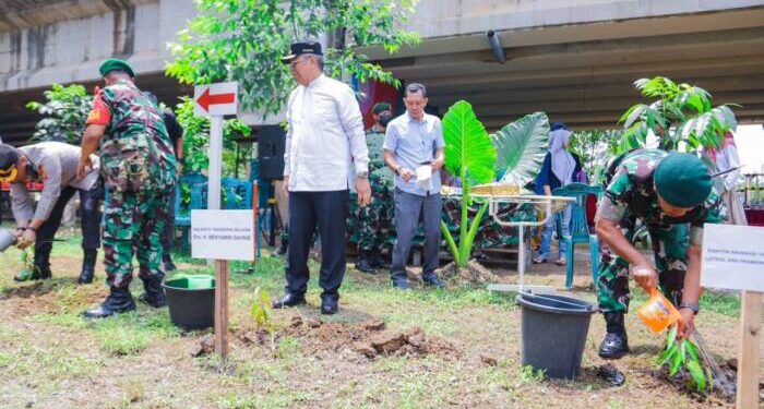 Wali Kota Tangerang Selatan Benyamin Davnie, menghadiri acara tanam 1000 pohon di Kampung Ekowisata Keranggan, Kecamatan Setu, Kota Tangerang Selatan (Tangsel), Rabu (12/10/2022). JEK