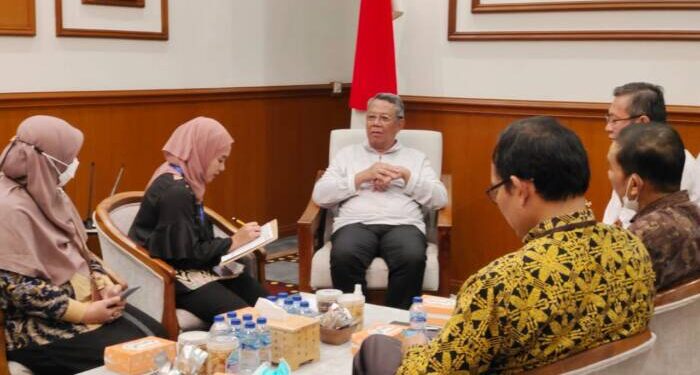 Wali Kota Tangerang Selatan Benyamin Davnie menerima petugas pendataan Regsosek di Rumah Dinas Wali Kota Tangerang Selatan, di Serpong. (JEK)