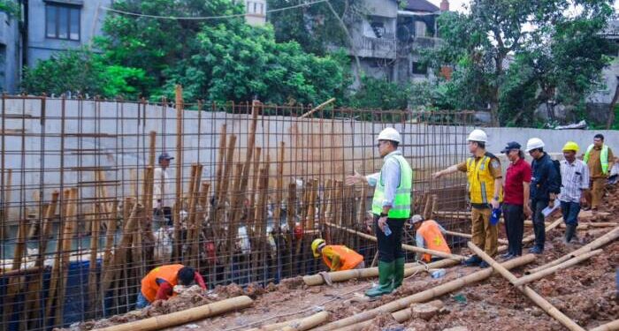 Wakil Wali Kota Tangerang Selatan Pilar Saga Ichsan meninjau langsung kondisi terkini pembangunan turap kali Puri Bintaro Indah, Ciputat, Selasa (25/10/2022).
