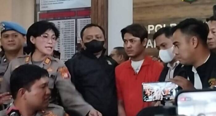 Rizky Billar tampak mengenakan baju tahanan berwarna oranye tahanan Polres Metro Jakarta Selatan.