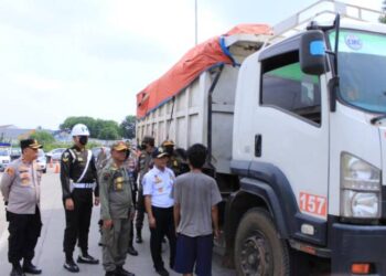 Petugas Gabungan Stop Truk Tanah Langgar Jam Operasional di Tangerang