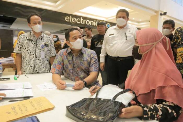 Wali Kota Tangerang Arief R Wismansyah meninjau langsung proses pendistribusian BST dengan dana yang bersumber dari dana APBD Kota Tangerang.