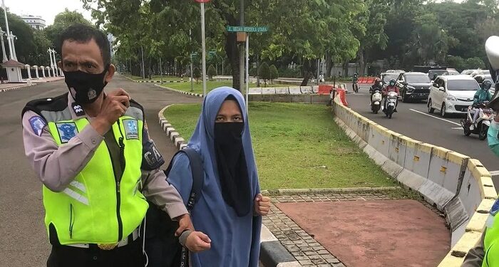 Seorang wanita todongkan pistol ke Paspampres di depan Istana Negara, Selasa (25/10/2022) pagi. Polisi yang ada di lokasi langsung bergerak cepat dengan mengamankan wanita yang mengenakan cadar tersebut.