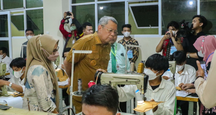 Benyamin Davnie Buka Pelatihan Menjahit dan Digital Marketing