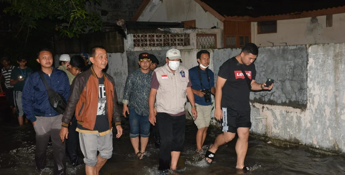Bupati Tangerang Pantau Banjir Hingga Tengah Malam