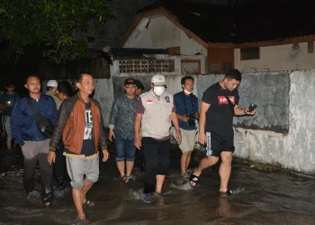 Bupati Tangerang Pantau Banjir Hingga Tengah Malam