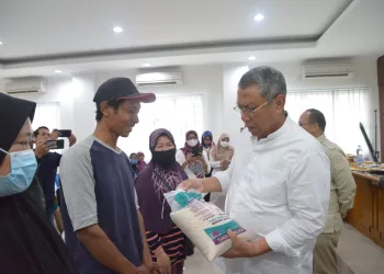 Pemkot Tangsel Serahkan Bantuan Kerawanan Pangan di Bakti Jaya