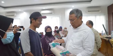 Pemkot Tangsel Serahkan Bantuan Kerawanan Pangan di Bakti Jaya