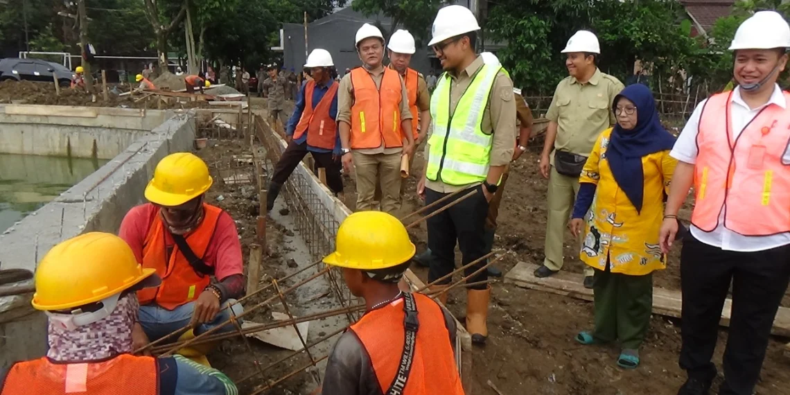 Tinjau Pembangunan Tandon Pengendalian Banjir, Pilar: Masyarakat Jaga Daerah Aliran Sungai di Tangsel