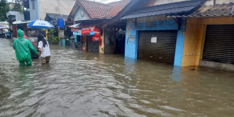 2.885 Warga Pasar Kemis Kebanjiran Akibat Tanggul Jebol