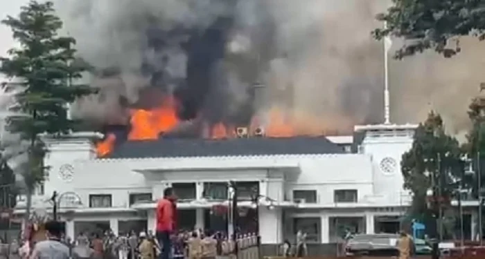 Breaking News: Gedung Sate Bandung Terbakar