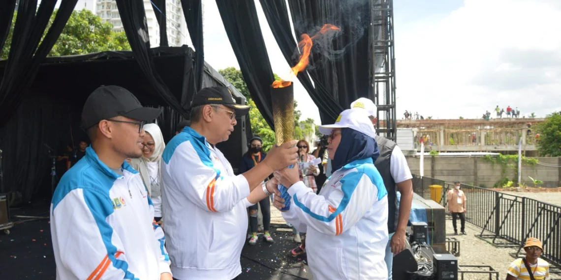 Wali Kota Tangerang Selatan Terima Kirab Obor Porprov VI Banten, Ajak Warga Dukung Kontingen Tangsel