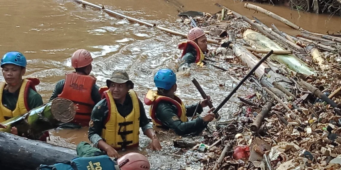 Pemkot Tangsel Mitigasi Bencana Dengan Gelar Giat Bersih Sungai di Kali Angke