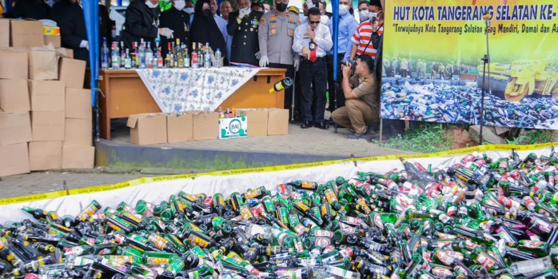 Pemkot Tangsel dan Forkopimda Musnahkan Ribuan Botol Miras