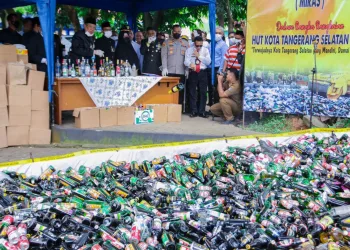 Pemkot Tangsel dan Forkopimda Musnahkan Ribuan Botol Miras