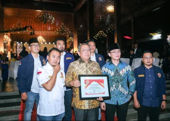 Benyamin Davnie Terima Satyalancana Dharma AKMY Award 2022 dari Karang Taruna