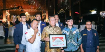 Benyamin Davnie Terima Satyalancana Dharma AKMY Award 2022 dari Karang Taruna