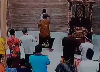 Viral, Seorang Jamaah Pukul Imam Masjid Saat Sedang Shalat Berjamaah