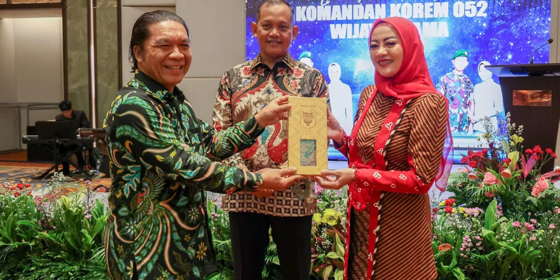 Pj Gubernur Banten Berikan Cinderamata Khas Banten Kepada Danrem 052/Wijayakrama