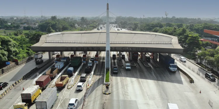 Sejuta Kendaraan Melintas di Ruas Tol Tangerang-Merak