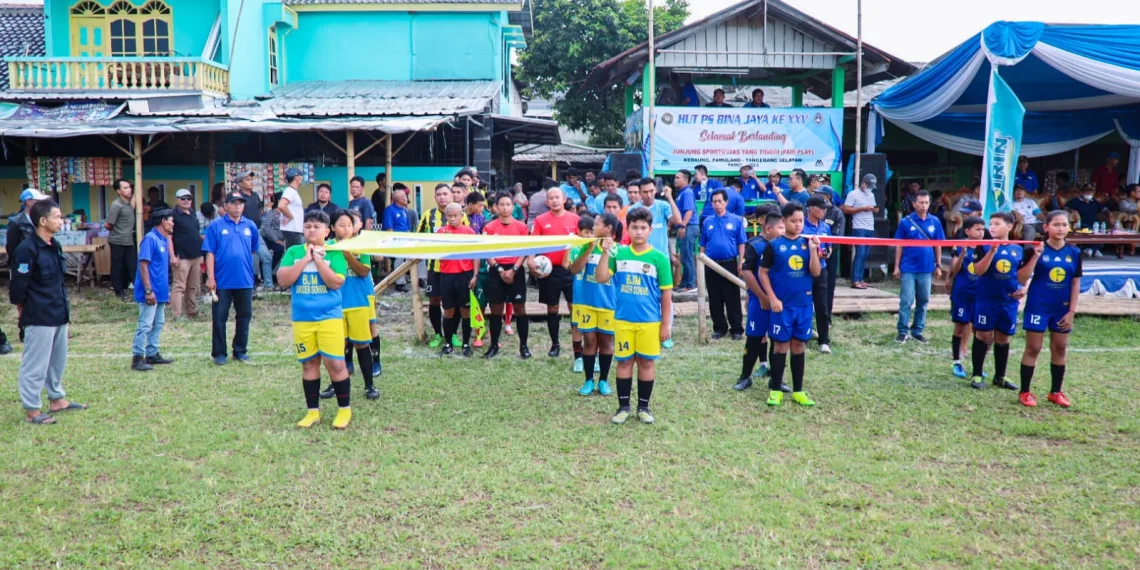 Pilar Saga Buka Turnamen Sepak Bola Bina Jaya