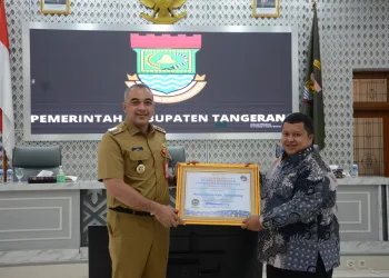 Bupati Zaki Terima Penghargaan Kepatuhan Standar Pelayanan Publik 2022 Dari Ombudsman RI