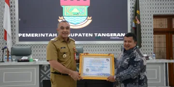 Bupati Zaki Terima Penghargaan Kepatuhan Standar Pelayanan Publik 2022 Dari Ombudsman RI