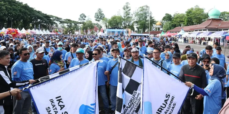 Pj Gubernur Banten Lepas Peserta Jalan Santai Alumni SMAN 1 Ciruas