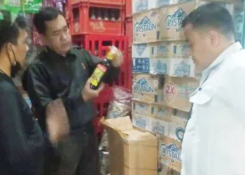 Polisi Gerebek Warung Sembako Nyambi Jualan Miras di Pinang Tangerang