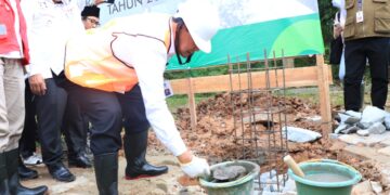 Sekda Maesyal Rasyid Letakan Baru Pertama Monumen Relawan Covid-19 di Solear